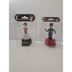 Solar Power Moving Day of the Dead Bride & Groom Decor Figures Black Size 4x2"